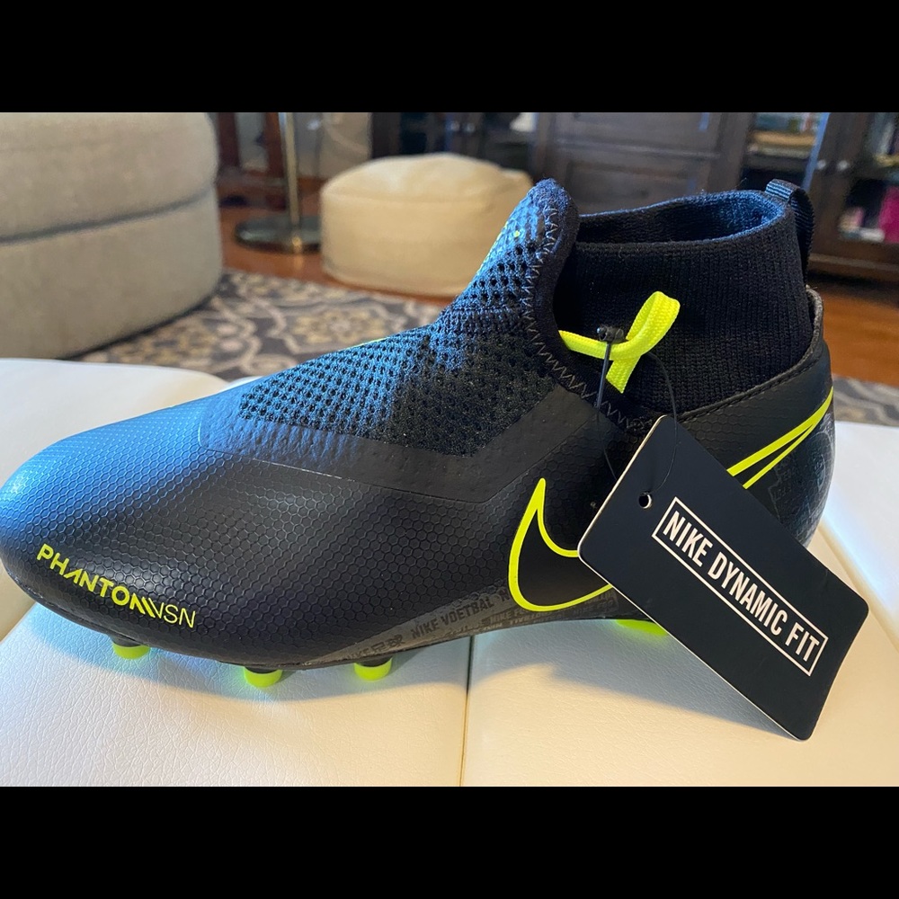 NIKE PHANTOM brand NEW Soccer Cleats. Size 2 Youth